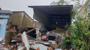 Container nổ lốp tông liên tiếp 7 nhà dân lúc rạng sáng