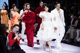 Á hậu Trúc Ny tái xuất rạng ngời trong đêm bế mạc Tuần lễ Thời trang Quốc tế 