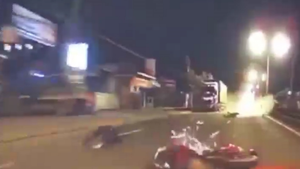Video: Tông vào đuôi xe container, tài xế xe máy trượt dài, chết tại chỗ