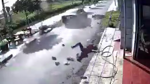 Video: Ô tô phóng nhanh, tông văng người phụ nữ và xe máy 