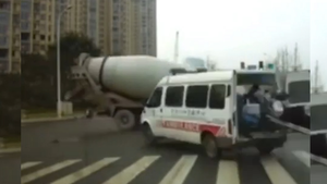 Video: Xe bồn tông xe cứu thương, một người chết tại chỗ