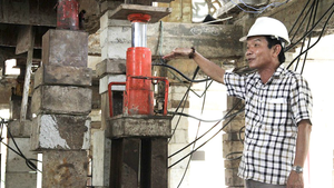 Video: 'Thần đèn' nâng biệt thự nặng 1.500 tấn lên cao 2 mét ở TP.HCM 