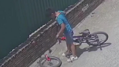 Clip: Cậu bé 'đánh võng' gãy đôi cả xe
