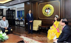 Bị đàm tiếu về ảnh 'chắp tay báo cáo hoa hậu’, Hiệu trưởng ĐH Kinh tế nói gì?