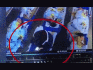 Phẫn nộ giáo viên mầm non ngồi đè lên người trẻ, vô tư dùng điện thoại