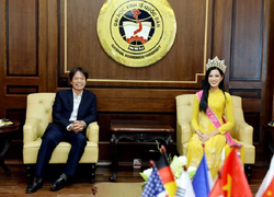 Hoa hậu Đỗ Thị Hà ngồi ‘ghế trên’ khi thăm trường: Có gì phải ầm ĩ, nặng lời?