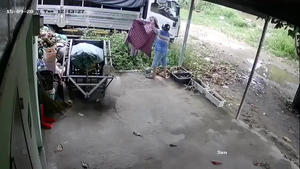 Clip: 'Thánh' cẩn thận đi ăn trộm áo mưa