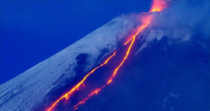 Ảnh: Núi lửa Kamchatka của Nga tuôn trào dung nham