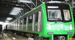 Hành khách mua vé đi tàu điện tuyến Cát Linh-Hà Đông thế nào?