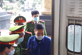 Ảnh: Cựu Giám đốc CDC Hà Nội Nguyễn Nhật Cảm cùng đồng phạm bị dẫn giải tới toà