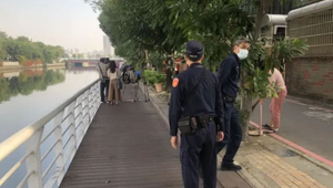 Con gái đẻ rơi tại nhà, bố bọc thai nhi vào túi ni lông mang ra sông vứt