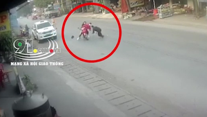 Video: Không chấp hành hiệu lệnh, đôi nam nữ đi xe máy tông thẳng chiến sĩ CSCĐ