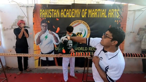 Video: Võ sư Pakistan xác lập kỷ lục thế giới khi đấm vỡ 62 đĩa trong 1 phút