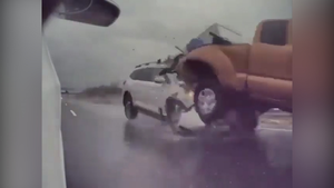 Video: Xe hơi phóng nhanh, đâm xe bán tải biến dạng trên cao tốc