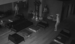 Clip: Tên trộm hết hồn bỏ chạy khi thấy bóng mình trong gương