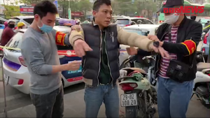 Video: Bị dừng xe kiểm tra, người đàn ông mang ma túy quay đầu bỏ chạy 