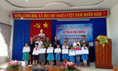 Quỹ Toyota Việt Nam trao tặng học bổng 'vòng tay nhân ái' tại tỉnh Quảng Ngãi
