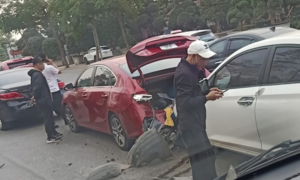 Hà Nội: Tai nạn liên hoàn, cầu Nhật Tân kẹt cứng