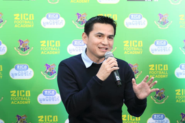 Sang Việt Nam, Kiatisak vẫn điều hành học viện bóng đá ở Thái Lan