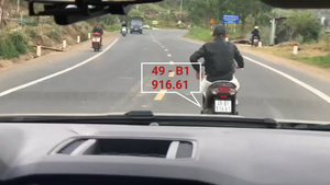 Video: Phẫn nộ thanh niên chạy xe máy lạng lách trước đầu ô tô trên quốc lộ 20