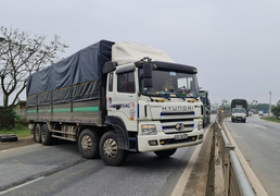 Bị lập biên bản, tài xế điều khiển xe tải chắn ngang Quốc lộ 1A