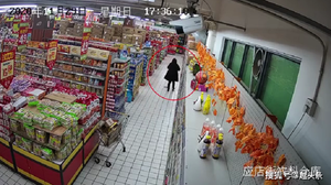 Phải sống cùng chồng cũ, người phụ nữ trộm 17 chai rượu ở siêu thị uống giải sầu