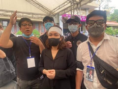 Việt Hương: Vợ Chí Tài đau đớn dõi theo đám tang của chồng ở Việt Nam