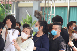 Hoài Linh, Việt Hương và cả ngàn khán giả lặn lội tới tiễn đưa nghệ sĩ Chí Tài