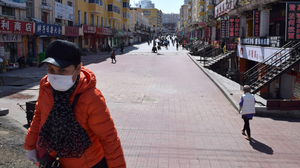 Phát hiện ca mắc COVID-19, Trung Quốc phong tỏa thành phố giáp Nga