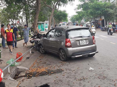  Ô tô tông liên hoàn 4 xe máy, 2 người bị thương ở TP.HCM