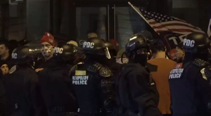 Phe ủng hộ và phản đối ông Trump đụng độ: 4 người bị đâm, 2 cảnh sát nhập viện