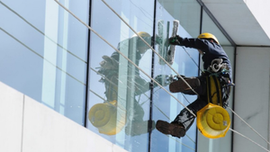 Video: Những người vệ sinh tòa tháp chọc trời ở Tokyo