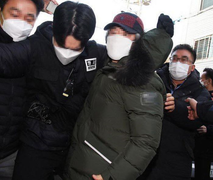 Nhãn hàng Hàn Quốc bị tẩy chay vì bán áo phao tên tội phạm ấu dâm mặc ngày ra tù