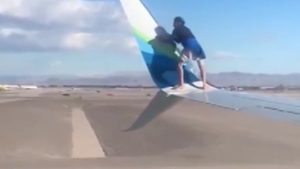 Video: Người đàn ông liều lĩnh leo lên cánh máy bay khi phi cơ chuẩn bị cất cánh