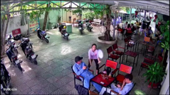 Clip: Nhí nhảnh quá mức, nữ bồi bàn làm rơi đồ vào người khách 