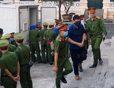 Ảnh: Ông Đinh La Thăng và các đồng phạm bị áp giải tới tòa