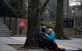 Kịch tính bức ảnh cặp đôi trốn dưới gốc cây, trốn tay súng nã đạn ngoài nhà thờ 