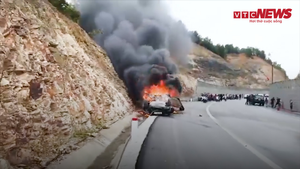 Xe Mazda tông vào vách núi bốc cháy dữ dội, 3 người thương vong