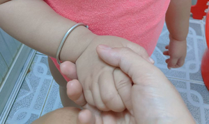 Cô bé 2 tuổi dắt mẹ sợ ma đi vệ sinh, dân mạng xuýt xoa: 'Phải đẻ con gái'