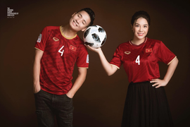 Bùi Tiến Dũng khoe ảnh cưới đậm chất bóng đá bên bạn gái xinh đẹp