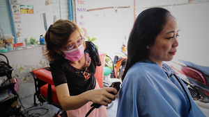 Video: Người phụ nữ cắt tóc bằng một tay