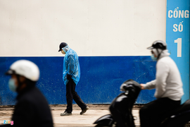 Ảnh: Trời tạnh ráo, người Hà Nội vẫn mặc áo mưa tránh gió rét 12 độ C