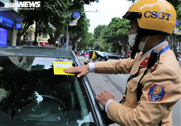 Ảnh: CSGT Hà Nội dán thông báo phạt nguội ô tô đỗ sai quy định, tài xế ngỡ ngàng