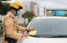 Gần 200 trường hợp bị dán thông báo 'phạt nguội' trong ngày đầu CSGT ra quân