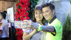 Video: Đàm Vĩnh Hưng trang hoàng biệt thự, mở cửa cho fan hâm mộ cùng đón Noel