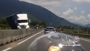 Video: Tránh xe ô tô cùng chiều, container hất văng xe máy xuống vực