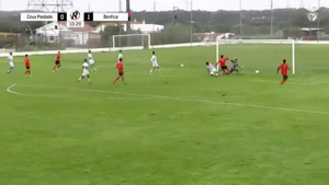 Video: Mắc bệnh 'tưởng tượng', thủ môn để đối thủ cướp bóng ghi bàn