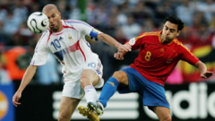 Tại sao Xavi có mặt trong đội hình huyền thoại thế giới, Zidane thì không?