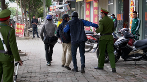 Video: 'Ma men' rủ nhau vứt xe máy bỏ về khi bị CSGT yêu cầu thổi nồng độ cồn