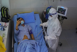 Cụ ông 73 tuổi mắc COVID-19 từng nguy kịch do vỡ tĩnh mạch thực quản